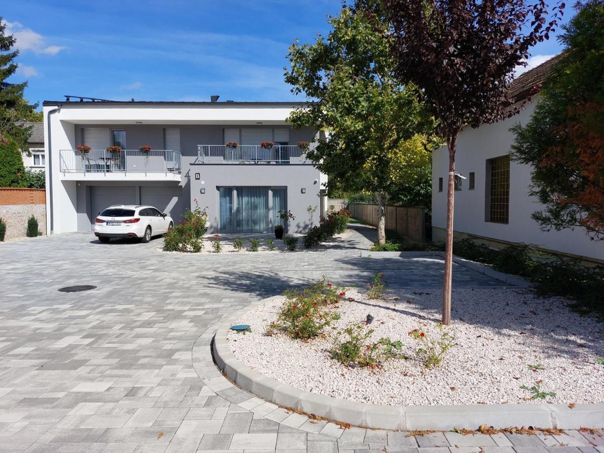 Linden Apartman 002 - Adults Only โมชนมายารูวาร์ ภายนอก รูปภาพ